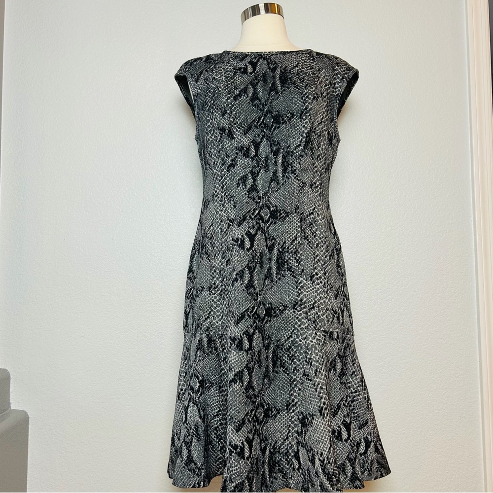 ANN TAYLOR Dress Women's 6 Gray Black Snakeskin Print Cap Sleeve Flare Bottom